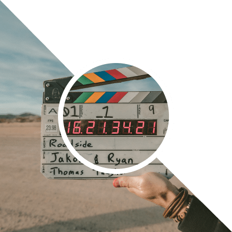 DIRECTORA DANDO ACCIÓN EN UN PARAJE DE ARENA