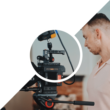 HOMBRE CON CÁMARA MIRANDO A LA DERECHA